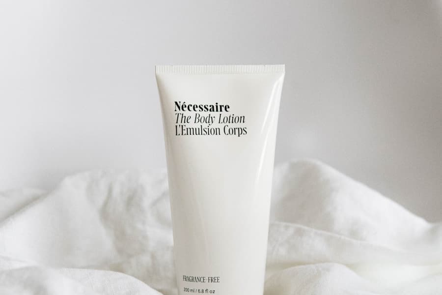 글리세린 분자 구조와 피부 각질층 내 보습 메커니즘 설명 인포그래픽