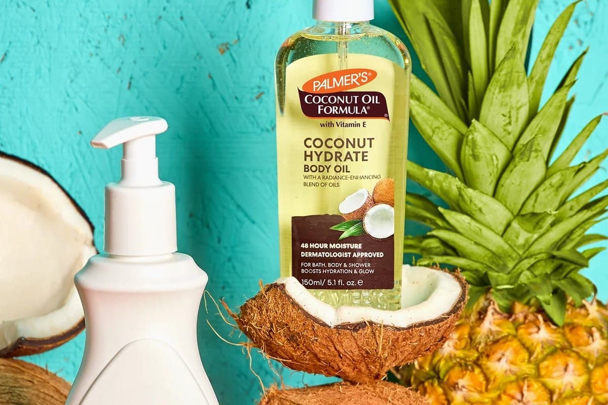 코코넛 열매와 코코넛오일이 함께 담긴 클린한 제품 촬영 이미지